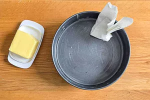 Springform mit Butter einfetten