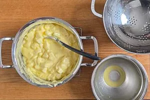 Apfelstücke in den heißen Pudding geben
