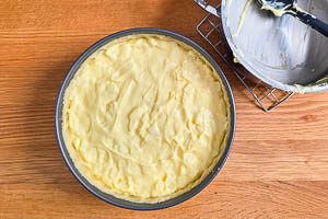 Apfel-Pudding-Masse in die Springform geben