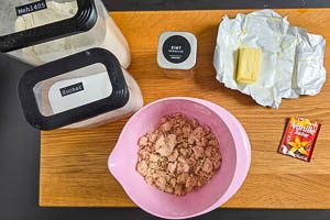 Mehl, Zimt, Zucker, Butter und Vanillezucker zu Streuseln verarbeiten