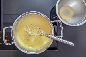 Sahne erhitzen und Pudding-Mischung unterrühren