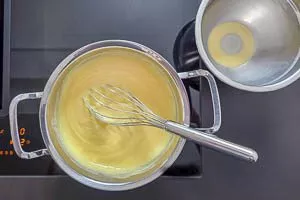 Sahne erhitzen und Pudding-Mischung unterrühren