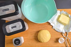 Mehl, Zucker, Butter, Salz und Ei zu einem Teig verkneten