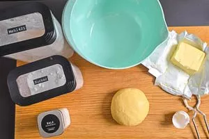 Mehl, Zucker, Butter, Salz und Ei zu einem Teig verkneten