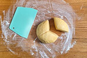 Ein Drittel des Teigs beiseite legen