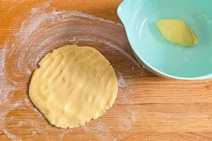 Restlichen Teig flach drücken