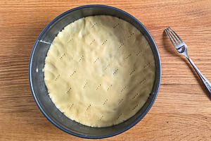 Flachen Teig in die Springform geben