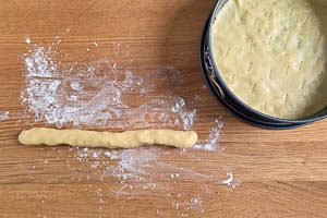 Übrig gebliebenen Teig zu einer Rolle formen