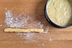 Übrig gebliebenen Teig zu einer Rolle formen