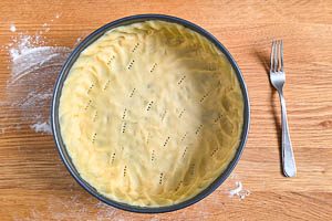 Mit dem übrigen Teig einen Rand in der Springform formen