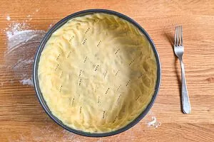 Mit dem übrigen Teig einen Rand in der Springform formen