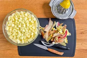 Äpfel schälen, schneiden und mit Zitronensaft und Wasser in eine Schüssel geben