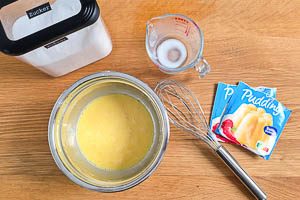 Puddingpulver mit Milch und Zucker verrühren
