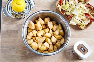 Äpfel in kleine Stücke schneiden und mit Zimt und Zitronensaft vermengen