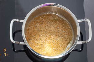 Braunen Zucker und Butter schmelzen