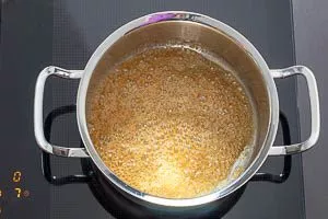 Braunen Zucker und Butter schmelzen