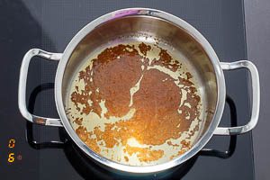 Zucker und Butter erhitzen bis die Mischung karamellisiert