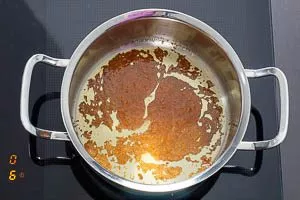 Zucker und Butter erhitzen bis die Mischung karamellisiert