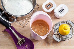 Apfelstücke mit Flüssigkeit pürieren und abschmecken