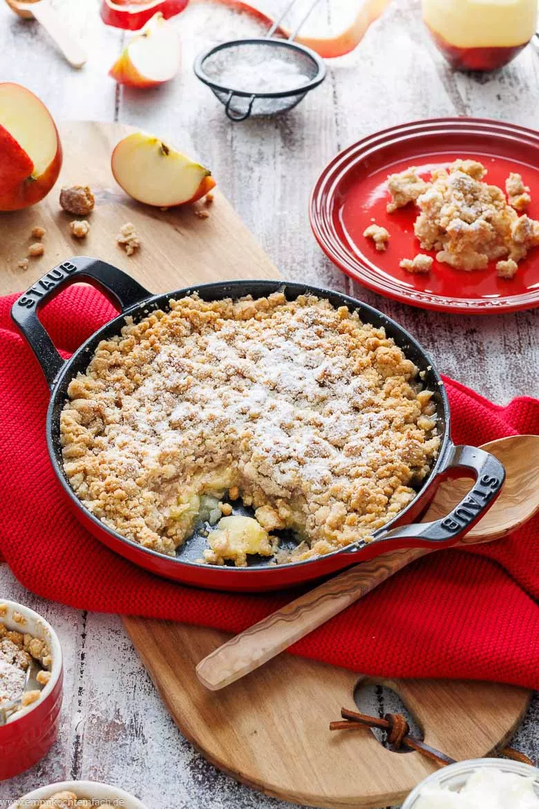 Frisches Obst und knusprige Streusel als Dessert in einer Auflaufform