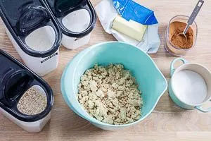 Mehl, Zucker, Butter, Haferflocken, Zimt und Salz zu Streuseln verkneten
