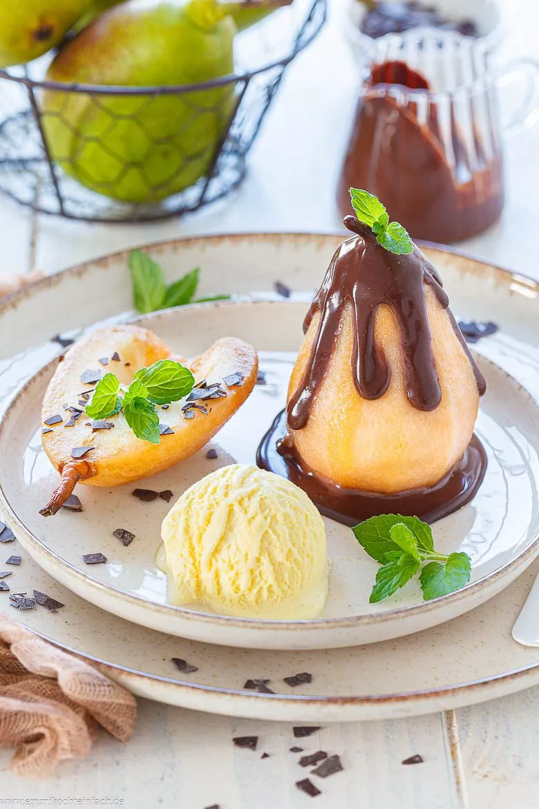 Dessert mit Birne, Schokoladensauce und Vanilleeis