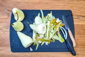 Birnen schälen und Kerngehäuse entfernen.