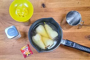 Birnen in den Sud legen.