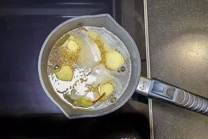 Im Sud pochieren bis sie gar sind.