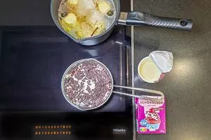 Schokoladensauce zubereiten.