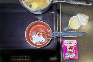 Sahne nach Belieben für die Konsistenz zugeben.