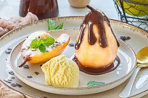 Mit Vanilleeis kannst du die Birne Helene servieren.