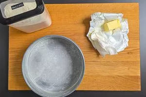 Backofen vorheizen und Springform einfetten und mit Mehl bestäuben