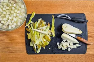 Birnen schälen, entkernen und mit Zitronensaft vermischen