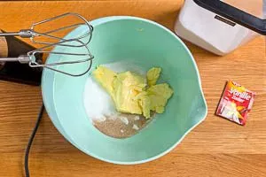 Butter, Zucker, Vanillezucker in einer Schüssel mit einem Handrührgerät vermischen