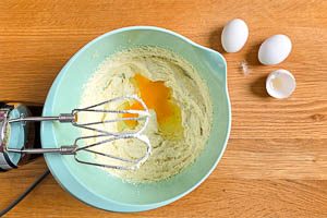 Eier dazugeben und vermengen