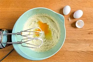 Eier dazugeben und vermengen