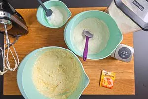 Mehl, Backpulver, Salz verrühren. Mit Schmand zur Teigmasse geben