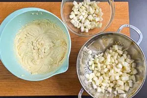 Birnenstücke abgießen und ein Drittel abtrennen