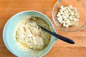 Zwei Drittel der Birnenstücke im Teig unterrühren