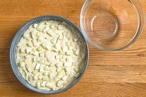 Restliche Birnenstücke auf den Teig in der Springform verteilen