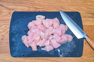 Hähnchenbrust klein schneiden.