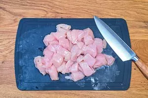 Hähnchenbrust klein schneiden.