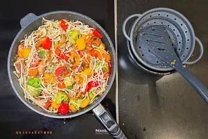 Fleisch und Sojasprossen zugeben