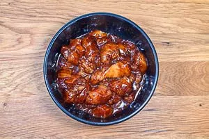 Hähnchen in die Marinade geben und verrühren