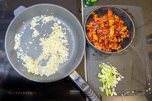 Zwiebeln, Ingwer und Knoblauch anbraten