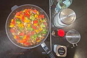 Soße herstellen und damit das Gemüse ablöschen