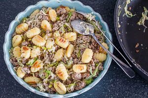 Hackfleisch zu den Gnocchi geben und vermengen.