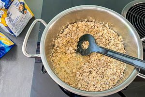 Butter schmelzen und Haferflocken unterrühren und auskühlen lassen