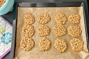 Haferkekse für circa 12 Minuten im Backofen ausbacken